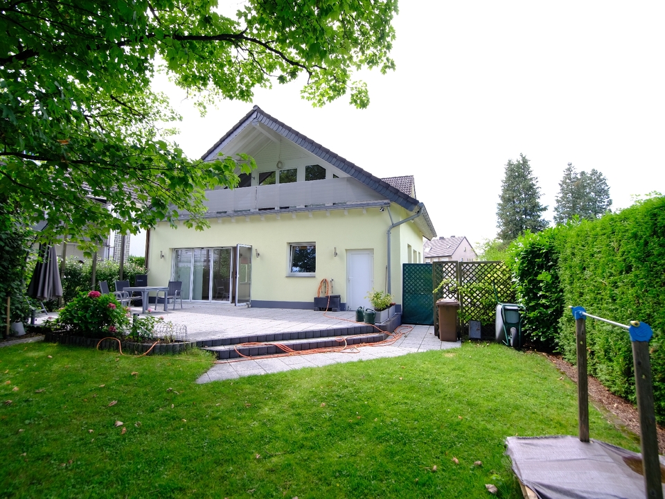 Hinteransicht mit Terrasse