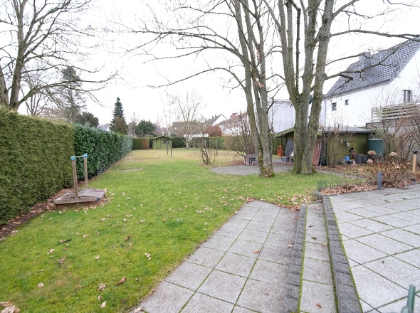 gepflegter Gartenbereich