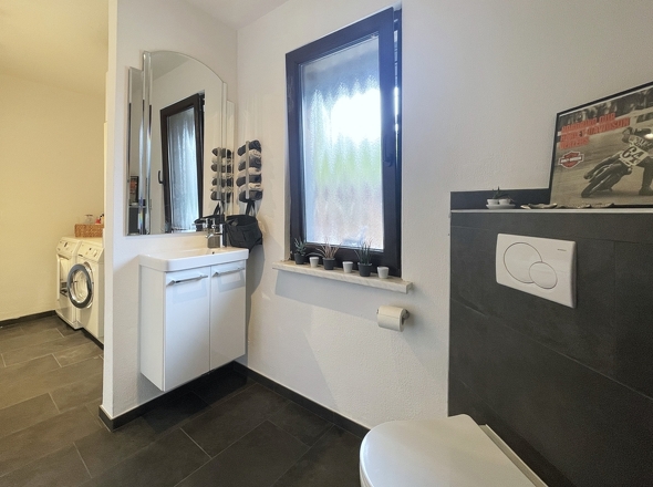 Gäste-Bad mit Dusche, WC, Waschbecken