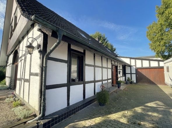 Hofzufahrt mit Garagentor