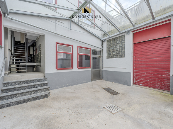 überdachte Hofeinfahrt