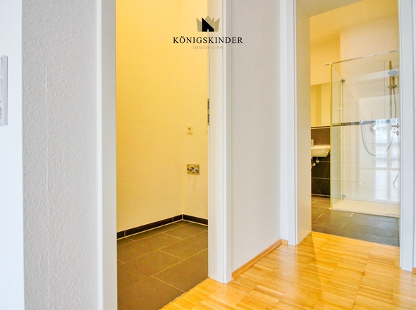 Abstellraum und Eingang ins Badezimmer