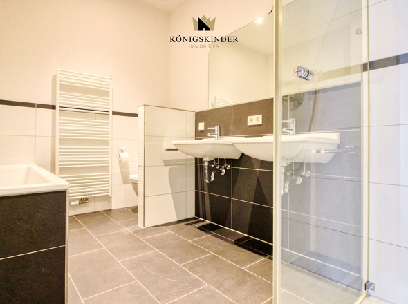 zeitlose Fliesen und zwei große Waschbecken 