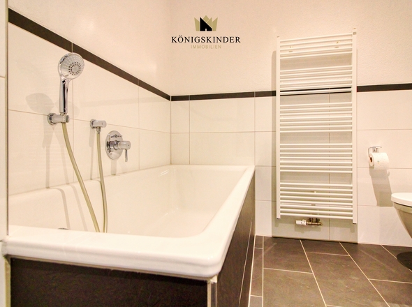 großes Badezimmer mit ausreichend Platz 