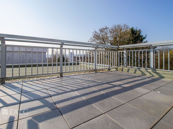 mit Dachterrasse