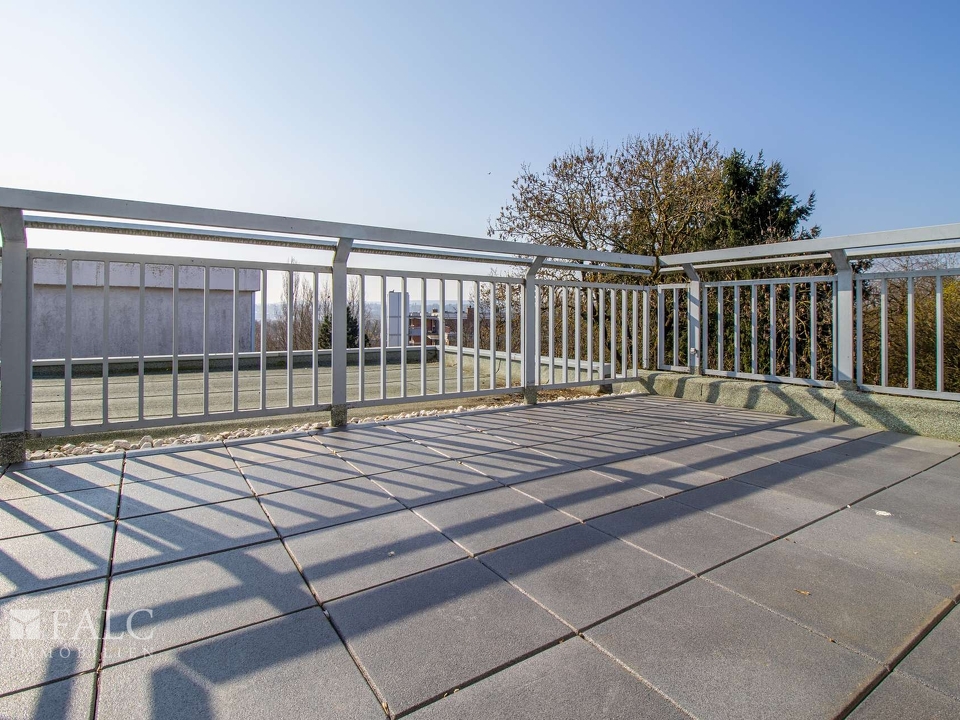 mit Dachterrasse