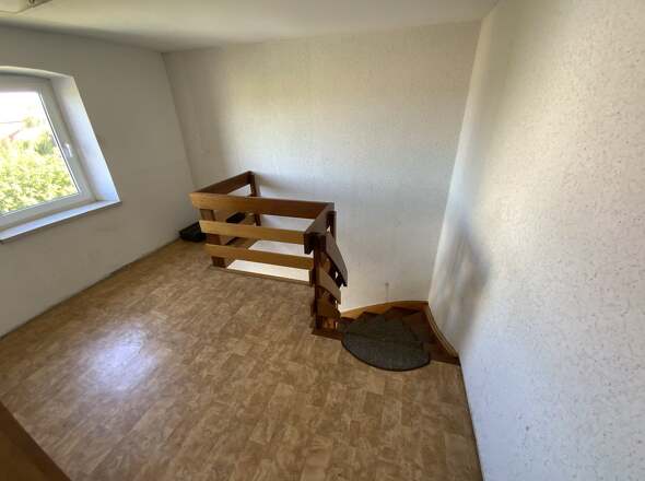 Flur und Treppe im OG