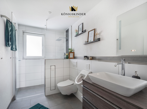 ...mit Duschbad gegenüber...