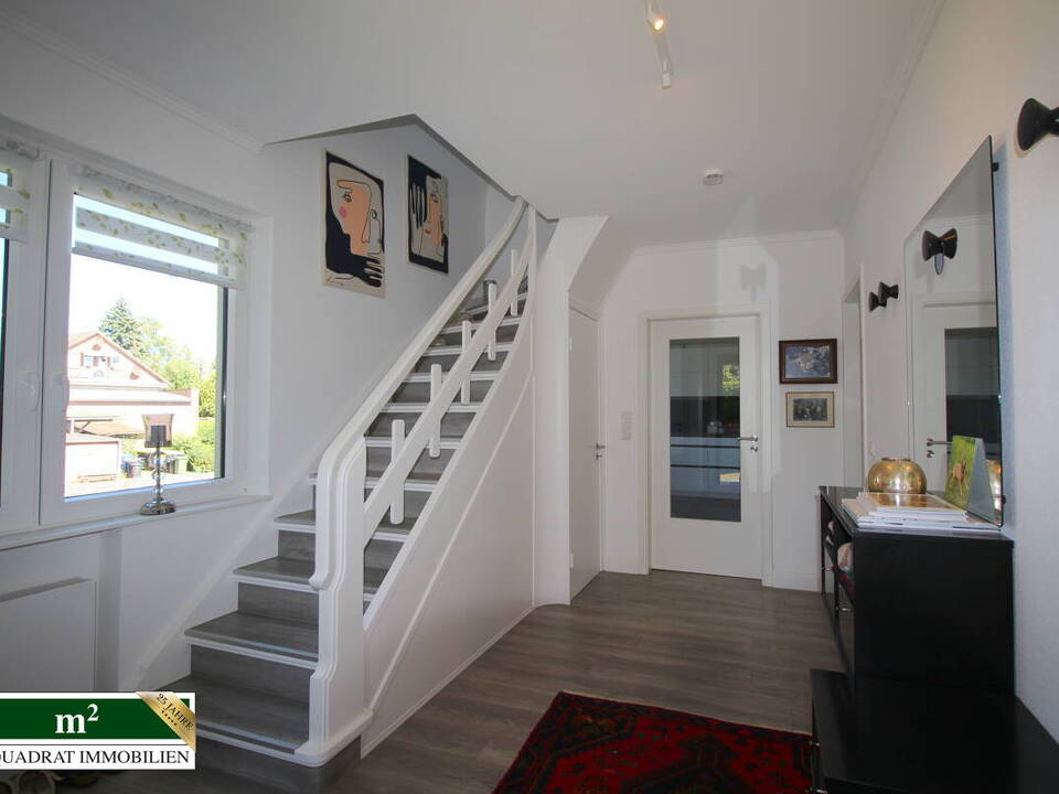 Eingangsbereich und EG-Flur mit DG-Treppe