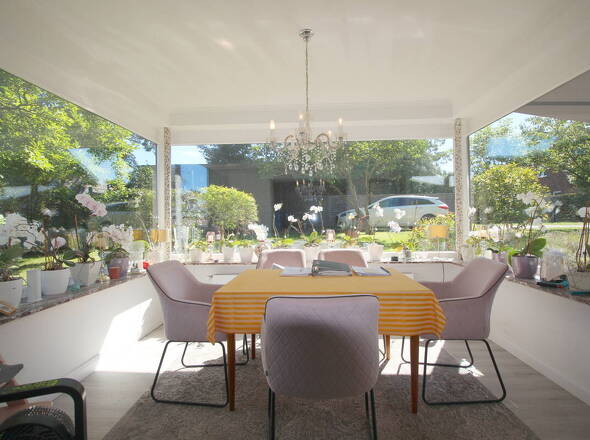 Repräsentativer Wintergarten als Auge in den Garten