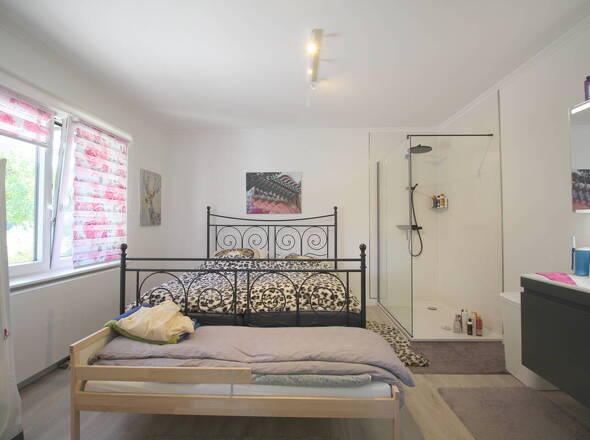 Schlafzimmer mit großer Regendusche u. Waschtisch EG