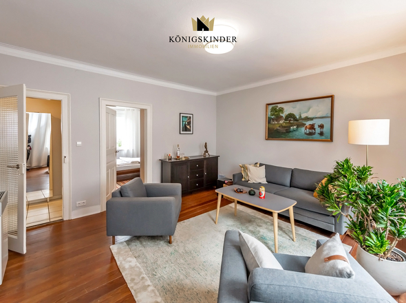 Wohnraum mit Blick in den Flur und Schlafzimmer