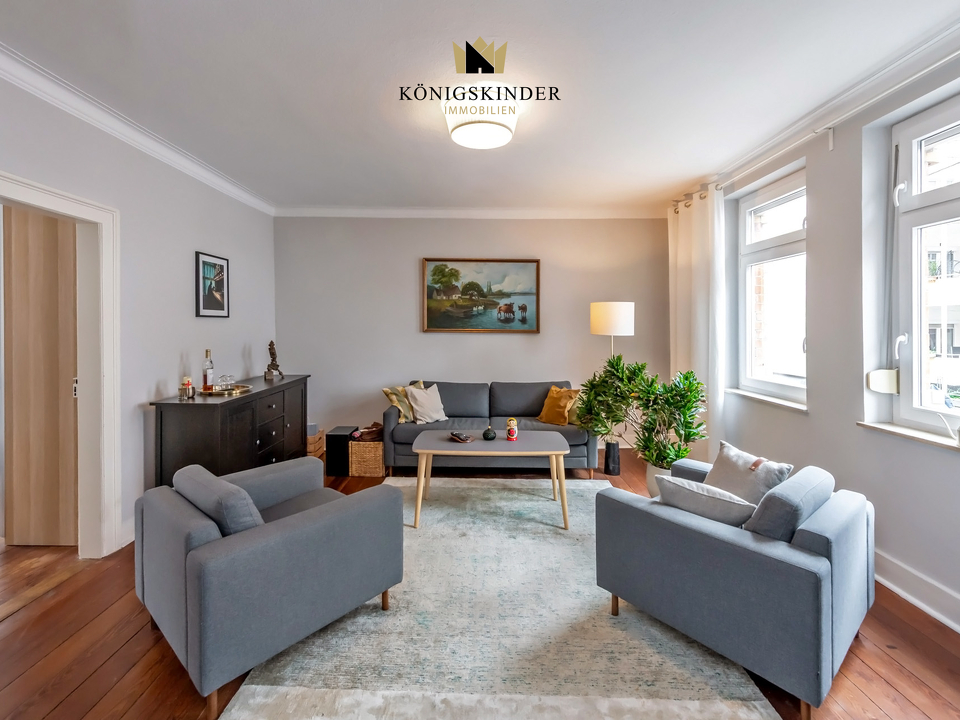 Wohnraum mit großen Fenstern