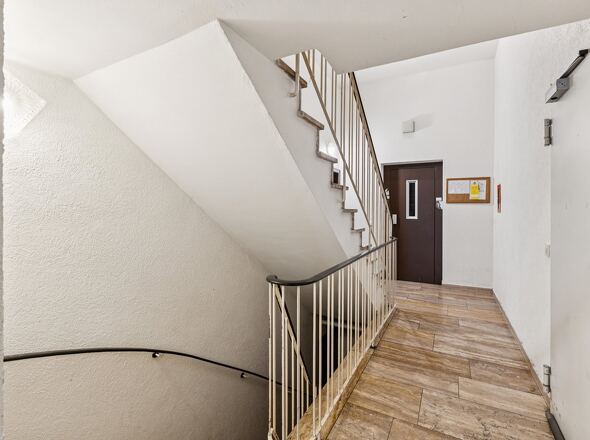 Treppenhaus und Aufzug