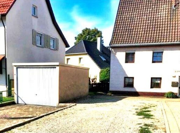 Außenansicht mit Garage