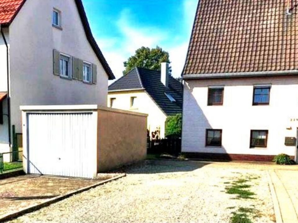 Außenansicht mit Garage