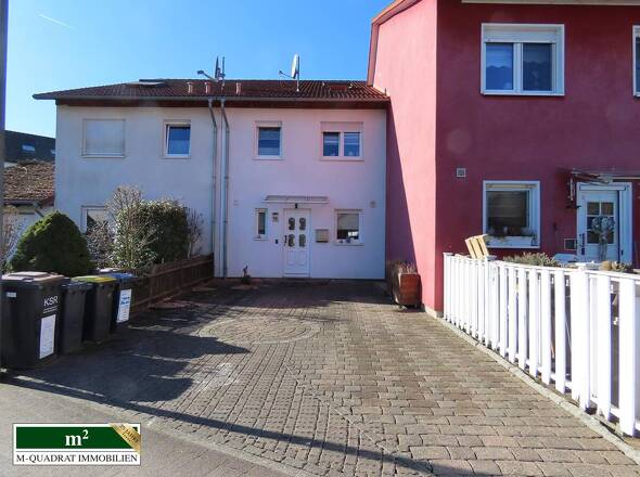 Frontansicht mit Stellplätzen