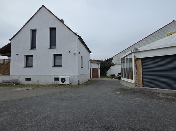 Einfamilienhaus und Gewerbepavillon