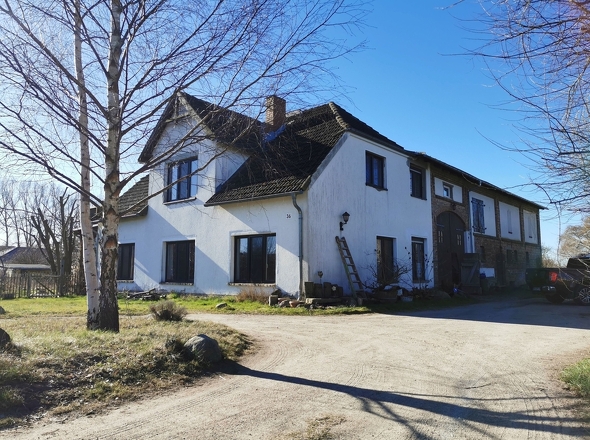 Das Haus von der Auffahrt gesehen