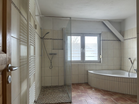 Das große Bad im Obergeschoss