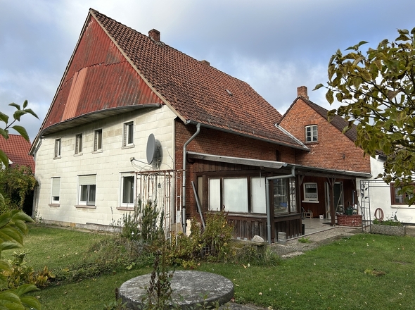 Der Blick aus dem Garten auf Haus und Terrasse