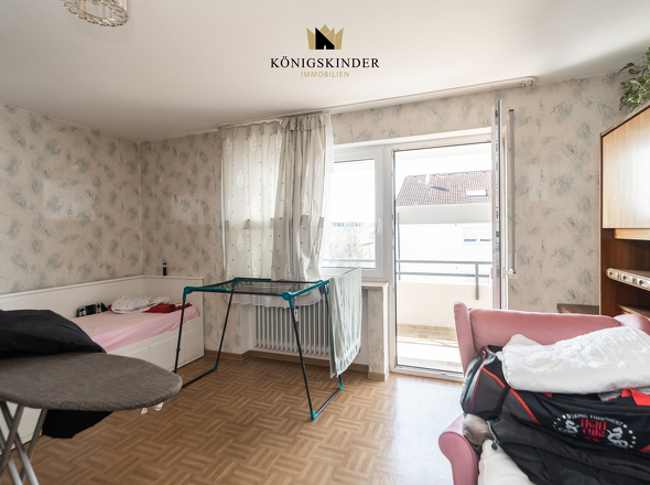 Wohnzimmer mit Balkonzugang