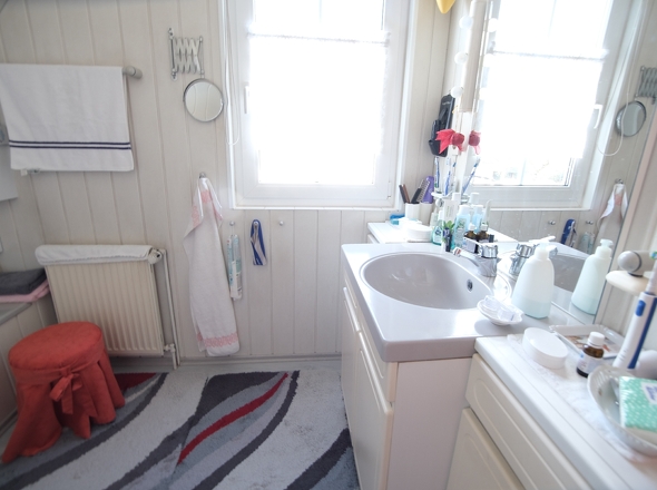 Badezimmer mit Wanne (OG.)