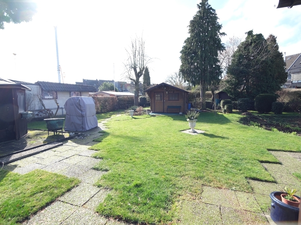 großer Garten mit Holzhaus