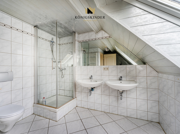 ...und ein Bad gibt es natürlich auch...