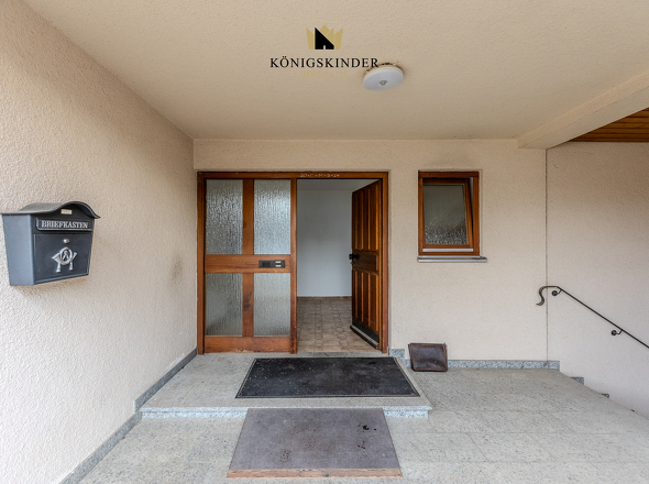 ...großer überdachter Eingangsbereich...