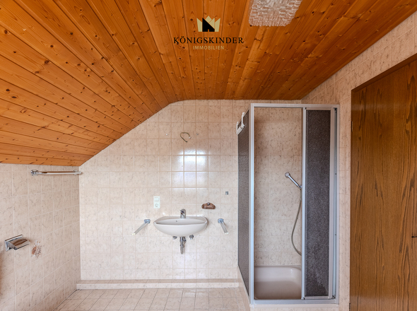 ...mit gegenüberliegenden Badezimmer...