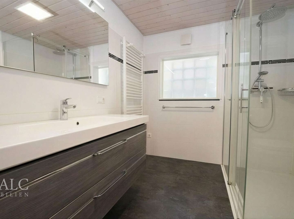 Stilvolles Badezimmer mit großzügiger Dusche (1. OG)