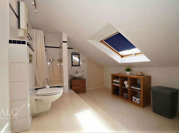 Helles Duschbad mit viel Tageslicht