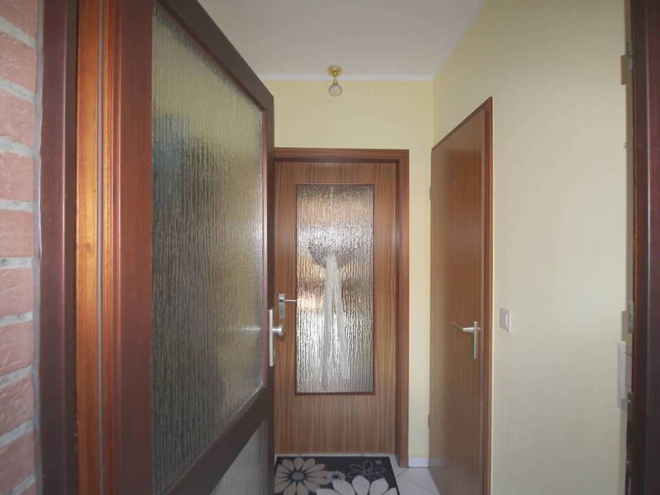 Vorflur mit Tür zum Gäste-WC inkl. Dusche