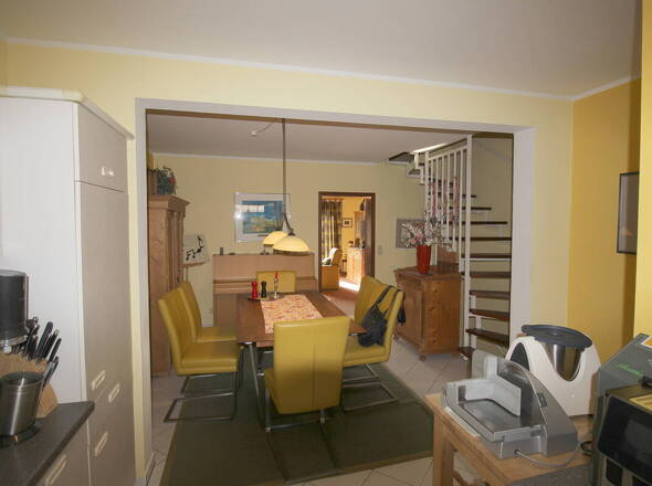 Blick auf Ess- und Wohnzimmer mit OG-Treppe