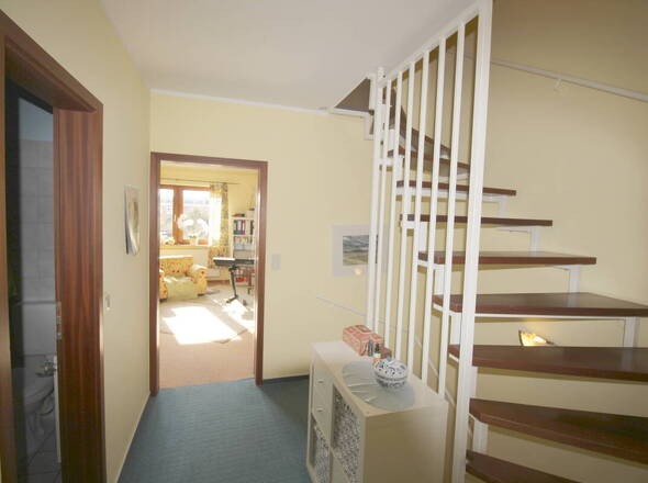 Kleiner Flur OG mit Treppe ins DG