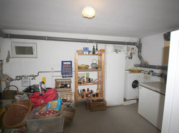 Vorrats- u. Heizungsraum mit WM u. Versorgungsleitungen