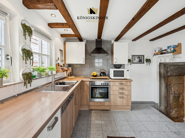 Helle Wohnküche mit Essplatz