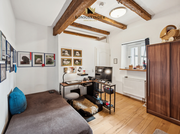 Charmantes Schlafzimmer mit Abstellraum 