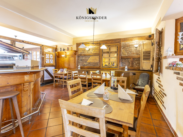 Sitzbereich mit Holztischen