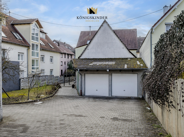 Stellplätze im Hof und Doppelgarage