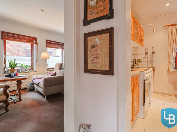 Blick in die Küche und ins Wohnzimmer