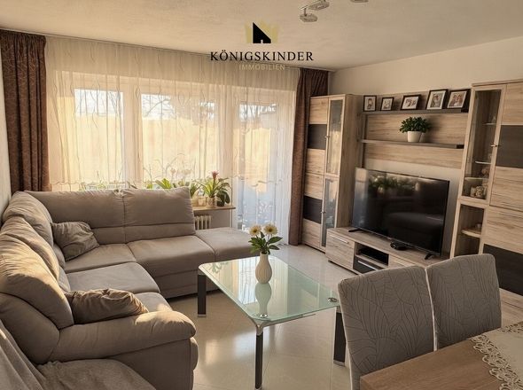 Großzügiger Wohnbereich mit direktem Zugang zum Balkon