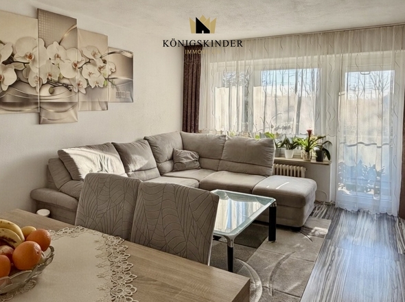 Lichtdurchflutetes Wohnzimmer – zentraler Treffpunkt der Wohnung.