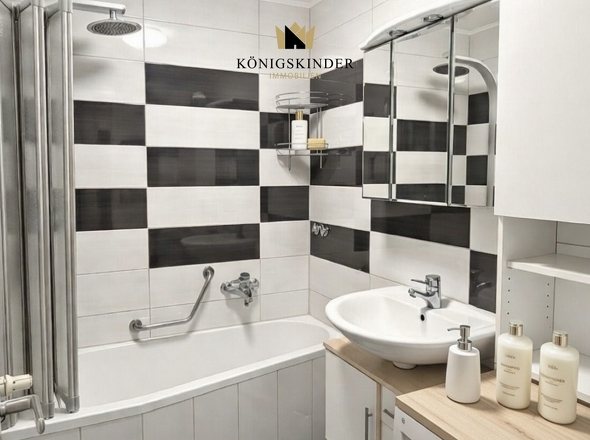 Bad mit Badewanne und praktischem Waschmaschinenanschluss