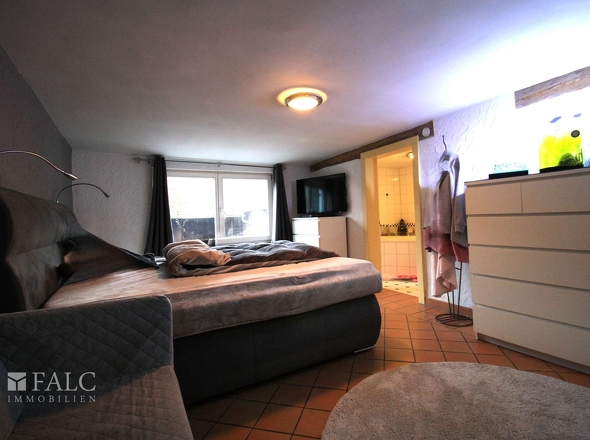 1. OG - Schlafzimmer mit Zugang zum Bad