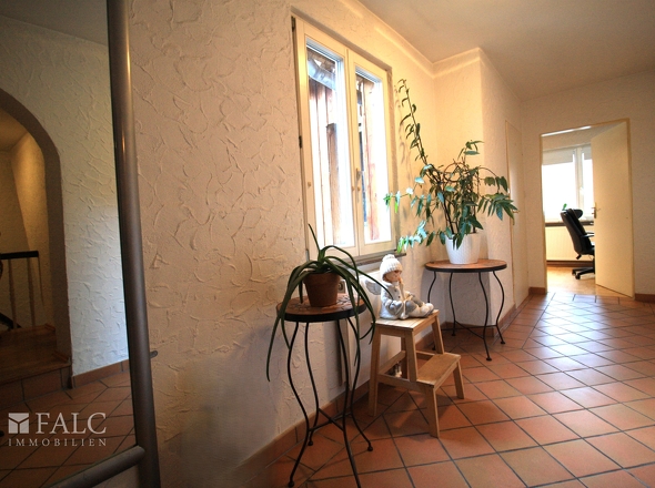 1. OG - Flur mit Sicht ins Büro