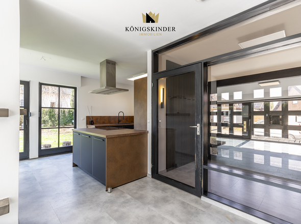 Heller Übergang von Eingang zur Küche