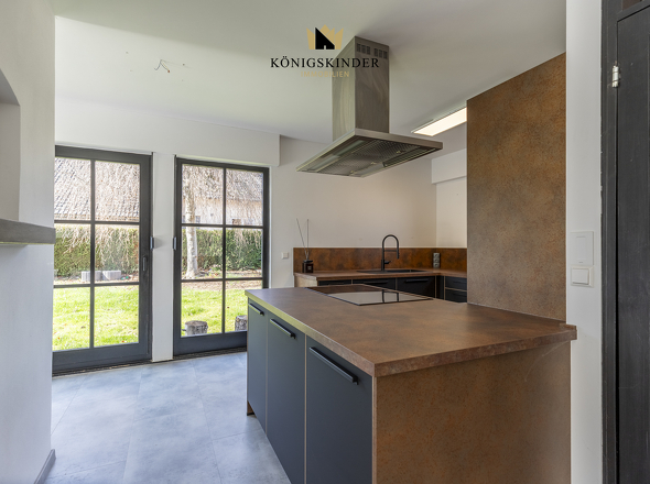 Moderne offene Küche mit Kochinsel