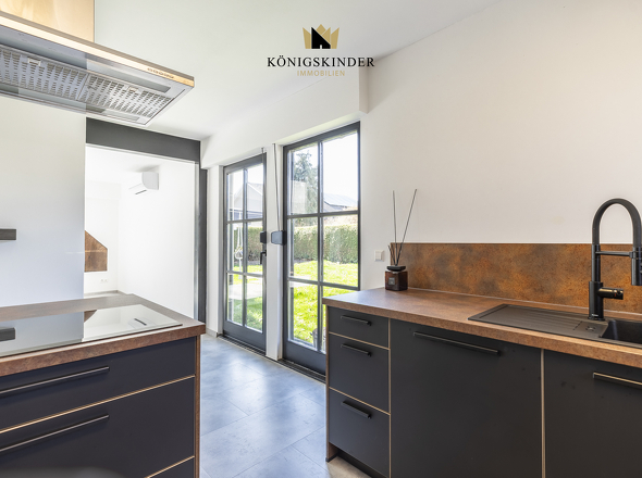 Elegante Fronten in Kupferbraun und Schwarz